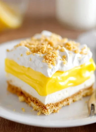 Heavenly Oreo Lemon Dessert featuring creamy lemon filling and crunchy Oreo crust.