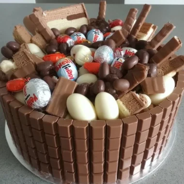 No-Bake Kinder Chocolate Cake displayed with chocolate frosting and Kinder bars