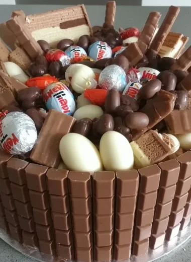 No-Bake Kinder Chocolate Cake displayed with chocolate frosting and Kinder bars