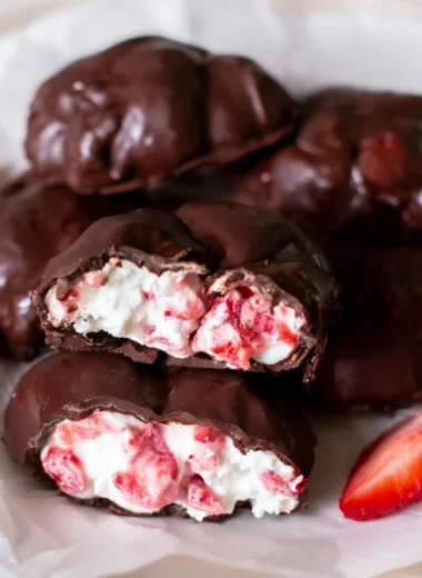 Chocolate strawberry yogurt clusters recipe